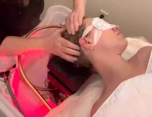 Soin du cuir chevelu avec lumière rouge et masque oculaire protecteur