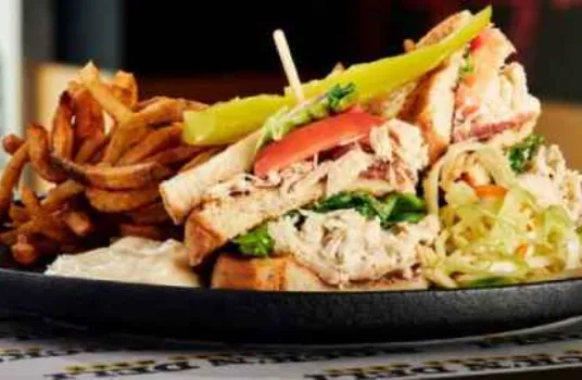 Un festin pour les sens : club sandwich appétissant et copieux