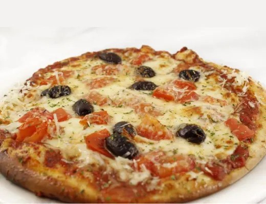 Une succulente pizza avec une croûte dorée et du fromage fondu à la perfection.